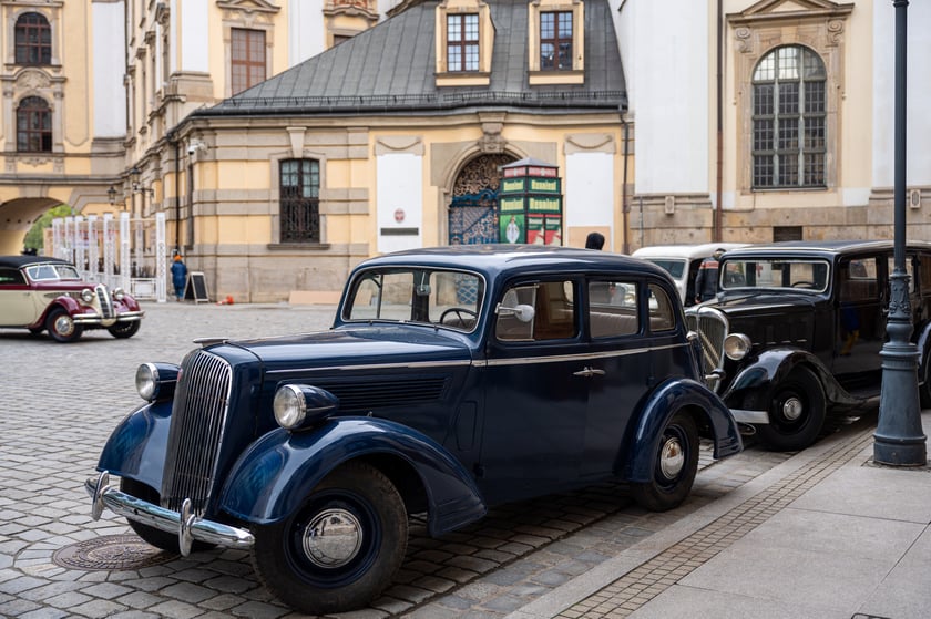 Plan zdjęciowy w okolicach Uniwersytetu Wrocławskiego. - Z uwagi na szczególne tło historyczne serialu (nazistowskie Niemcy lat 30. XX wieku), w przestrzeni miasta powstaną plany scenograficzne, uwzględniające określone znaki i symbole, charakterystyczne dla danego okresu historycznego, których nie należy w żaden sposób interpretować dosłownie – są jedynie dekoracją do filmu - informuje producent filmu